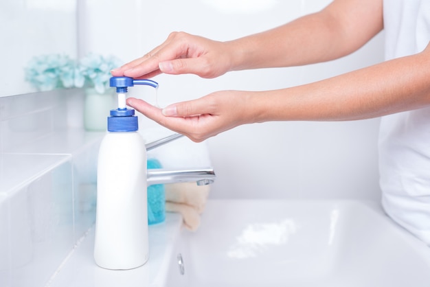 Lavarsi le mani con acqua e sapone per distruggere la malattia da virus corona (covid-19)