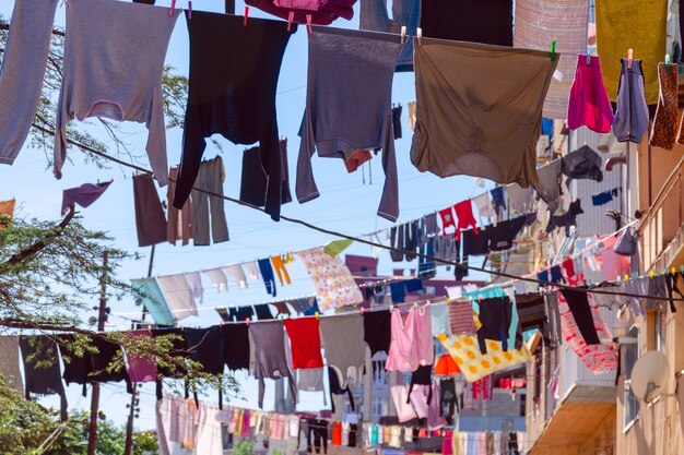 写真 洗濯した服は太陽の下で乾くためにぶらぶらしています