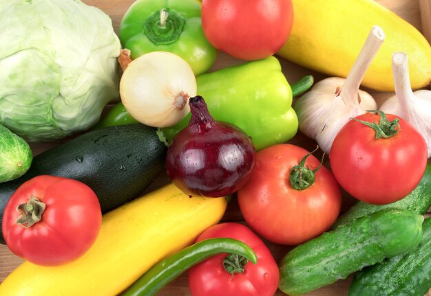 Verdure fresche lavate in grandi quantità con gocce d'acqua.