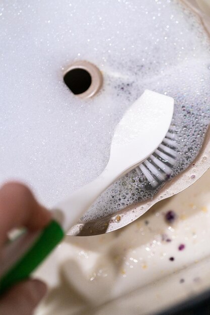 Washing dirty aluminum bundt cake pan