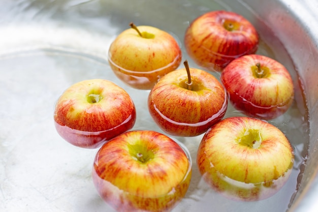 Мытье свежих яблок в воде