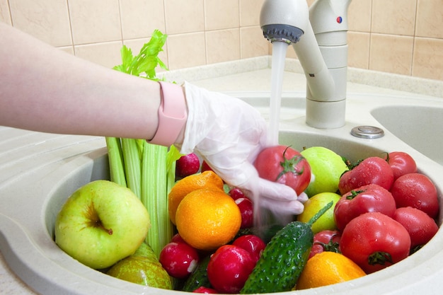 Foto lavare frutta e verdura dopo aver fatto acquisti dal negozio di alimentari durante il coronavirus covid-19