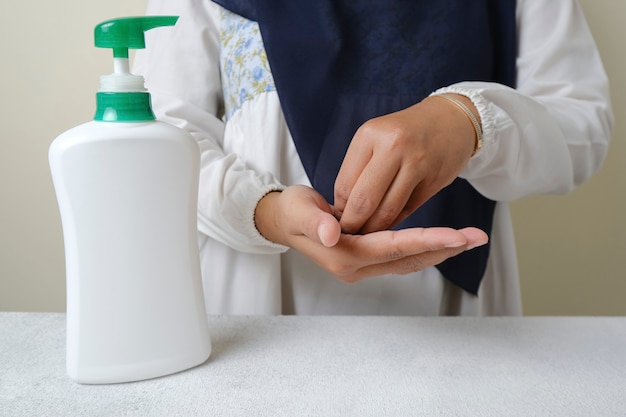 Foto lavarsi le mani con sapone liquido o gel alcolico dal concetto di igiene e assistenza sanitaria della bottiglia della pompa