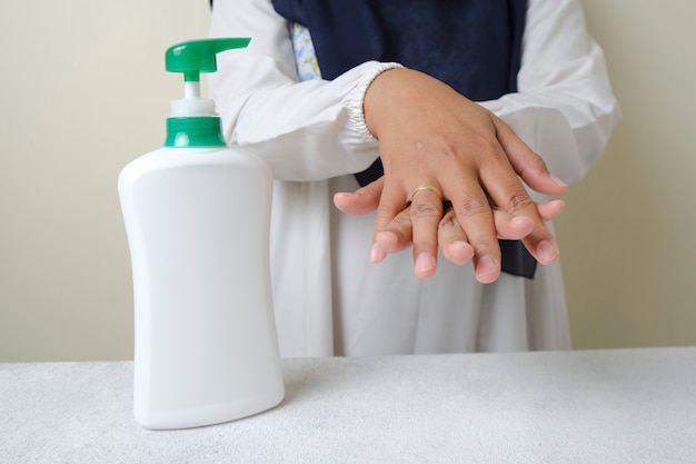 펌프 병 위생 및 건강 관리 개념에서 액체 비누 또는 알코올 젤로 손 씻기