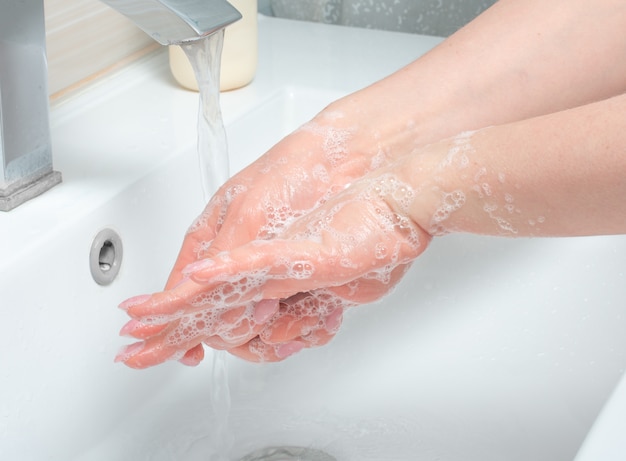 手を洗う。きれいな手は感染を防ぎます。衛生