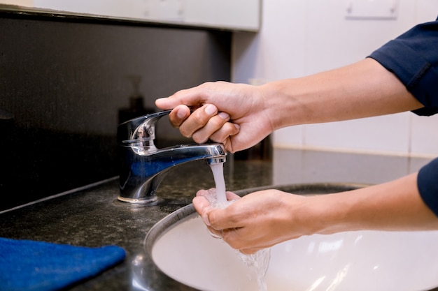 Foto lavarsi le mani strofinando con soap man per la prevenzione del virus covid-19, igiene per smettere di diffondere covid-19virus.