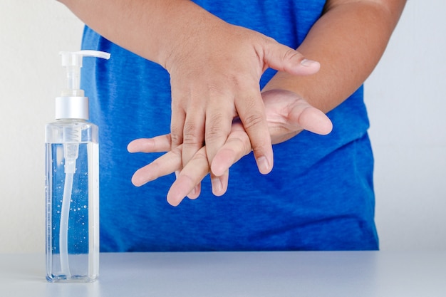 Washing hands with alcohol Put in the palm and rub all over the palm.