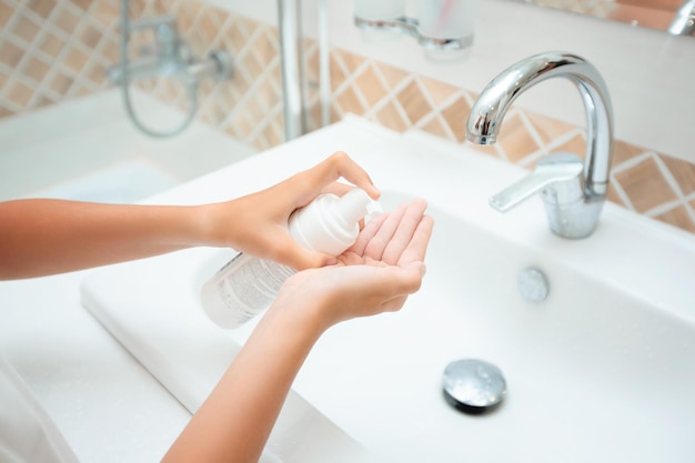 Фото Мыть руки с мылом под краном с водой ребенок моет руки понятие гигиены