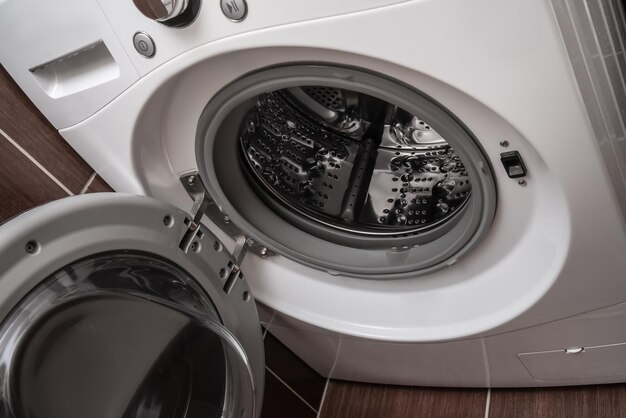 Washing machine with open door