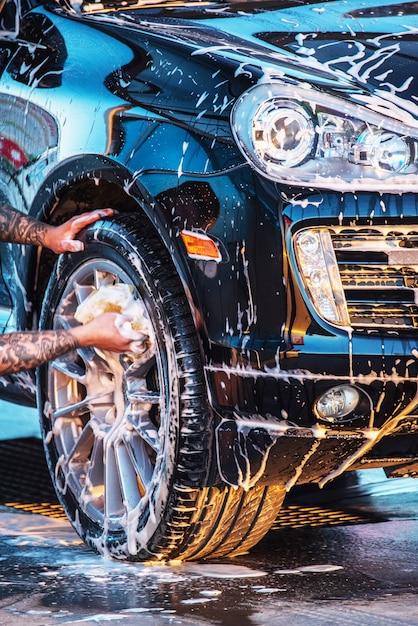 車を洗う。洗車場で黒い車を洗う。きれいな車