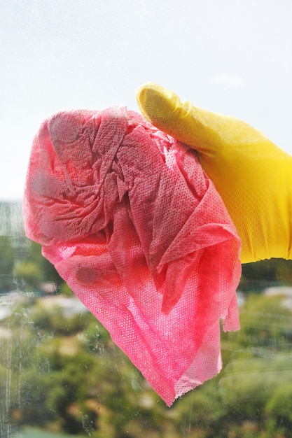 ぬれた雑巾で窓ガラスを洗う