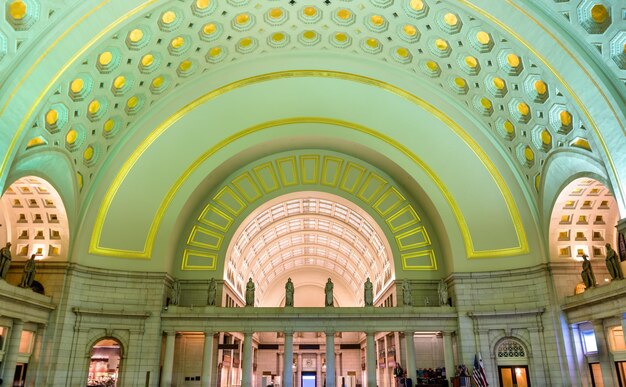 Foto washington dc 6 mei 2017 lobbyhal bij union station drukke station met jaarlijkse passagiers van 5 miljoen