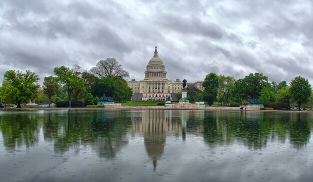 大雨の天候に見舞われるワシントン DC 首都