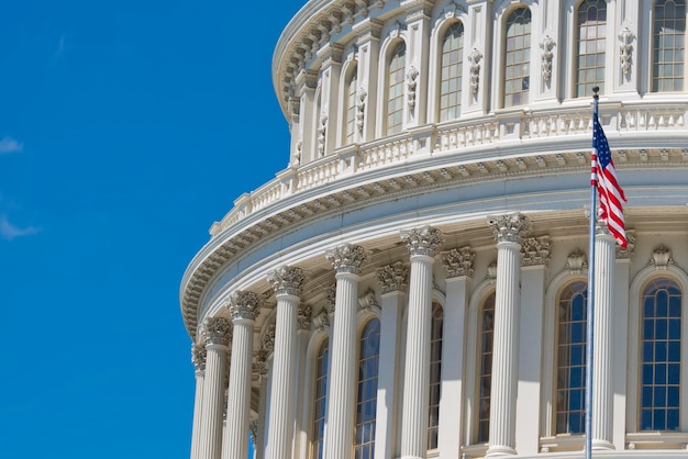 Photo washington dc capitol detail with waving american flag