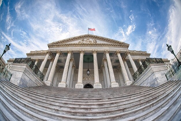 Foto washington dc capitol sullo sfondo di un cielo nuvoloso e soleggiato