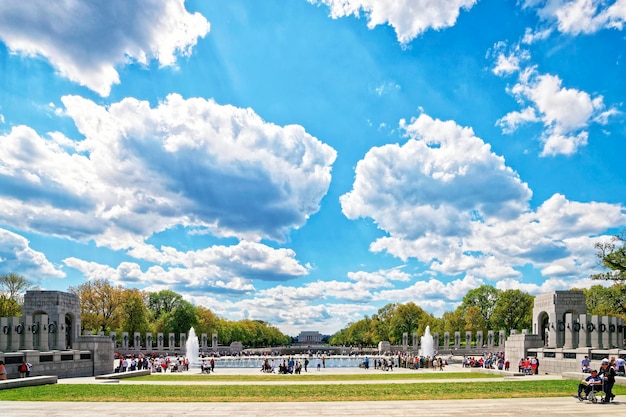 워싱턴 DC, 미국 - 2015년 5월 2일: 내셔널 몰의 내셔널 2차 대전 기념관에서 전쟁 참전 용사 및 명예 비행 비영리 조직의 수호자. 배경에 중간에 링컨 기념관입니다.
