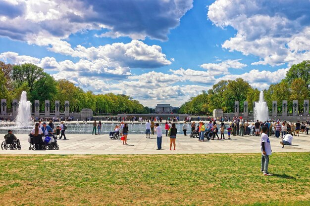 Washington Dc, Verenigde Staten - 2 mei 2015: Oorlogsveteranen en Guardians of Honor Flight non-profitorganisatie bij National World War 2 Memorial, National Mall. Lincoln memorial in het midden op de achtergrond.