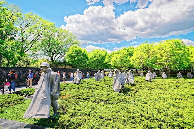 Foto washington dc, verenigde staten - 2 mei 2015: toeristen en oorlogsveteranen en voogden van honor flight non-profitorganisatie in korean war veterans memorial in west potomac park, national mall.