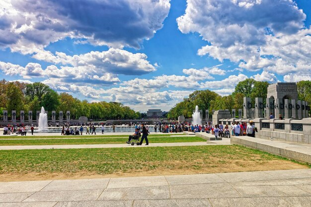 Washington Dc, Verenigde Staten - 2 mei 2015: Toeristen en oorlogsveteranen en voogden van Honor Flight non-profitorganisatie in National World War 2 Memorial, National Mall. Atlantic Arch aan de rechterkant