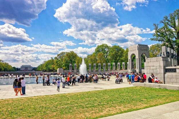 Washington Dc, Verenigde Staten - 2 mei 2015: Toeristen en oorlogsveteranen en voogden van Honor Flight non-profitorganisatie op National World War 2 Memorial, National Mall. Atlantic Arch aan de rechterkant
