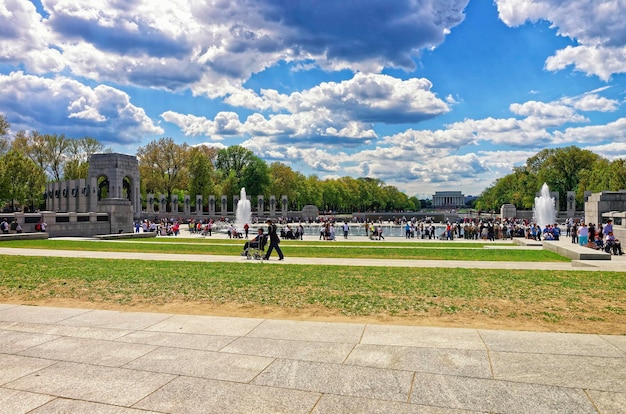 Washington Dc, Verenigde Staten - 2 mei 2015: Toeristen en oorlogsveteranen en voogden van Honor Flight non-profitorganisatie op National World War 2 Memorial, National Mall. Lincoln gedenkteken op de achtergrond.