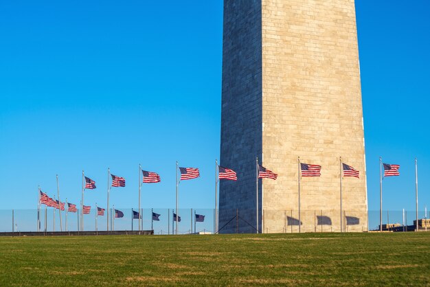 푸른 하늘이 있는 워싱턴 DC의 워싱턴 기념비