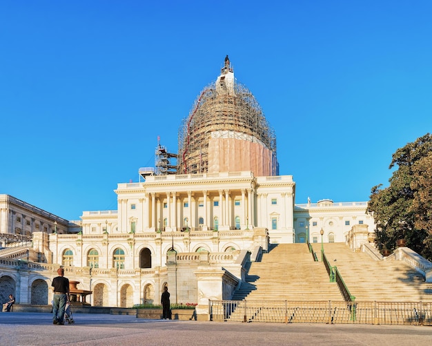 Washington, usa - 2 maggio 2015: campidoglio degli stati uniti a washington dc, usa. nella foto è durante la ricostruzione. è la sede del congresso degli stati uniti