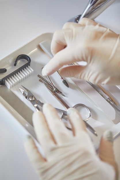 Washulpmiddelen voor manicure in de nagelverzorging van een schoonheidssalon