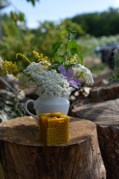 waskaars met rustieke bloemen op houten tafel