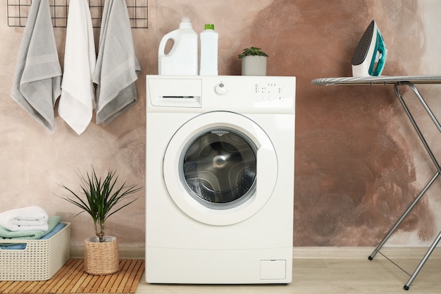 Waskamer met wasmachine tegen bruine muur