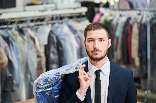 Wasklant met schone kleren in stomerij