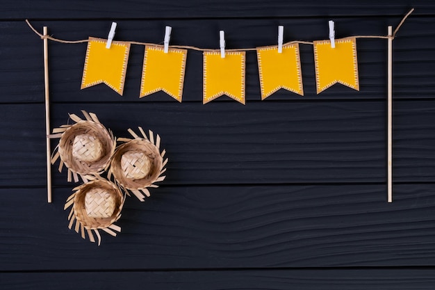 Waslijn met feestvlaggen en strohoeden op houten tafel