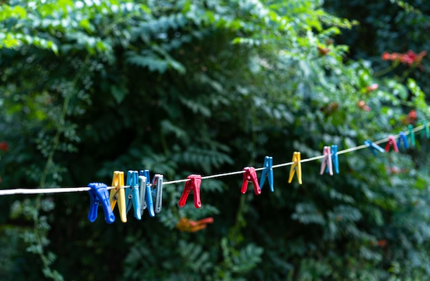 Foto waslijn met wasknijpers voor het drogen van kleding