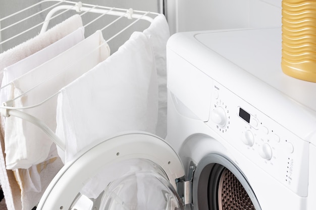 Wasmachine en kleding drogen op droger huishouden