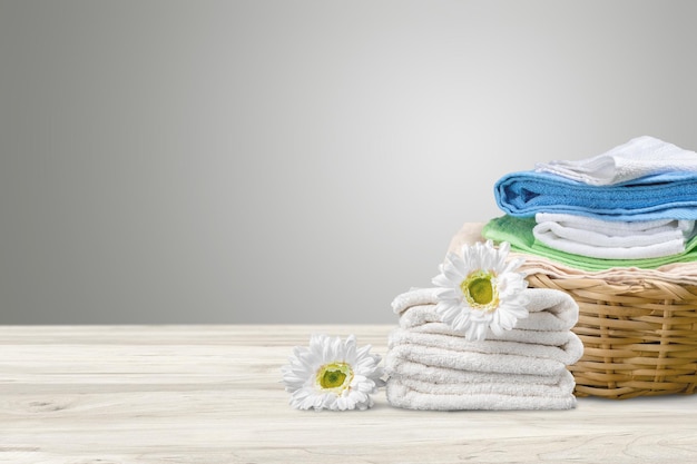 Wasmand met kleurrijke handdoeken op achtergrond