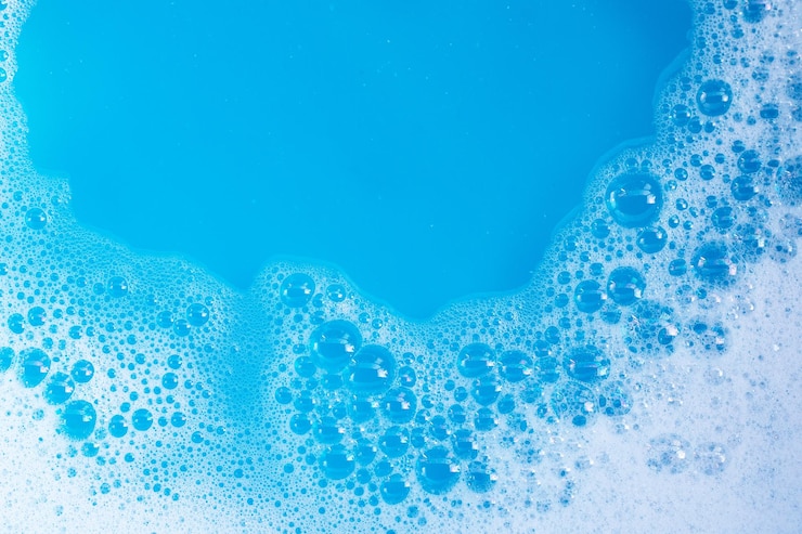 Foto wasmiddel schuim bel op blauwe achtergrond