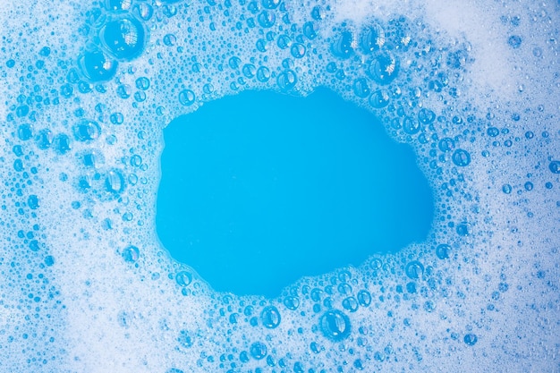 Wasmiddel schuim bubbel blauwe achtergrond