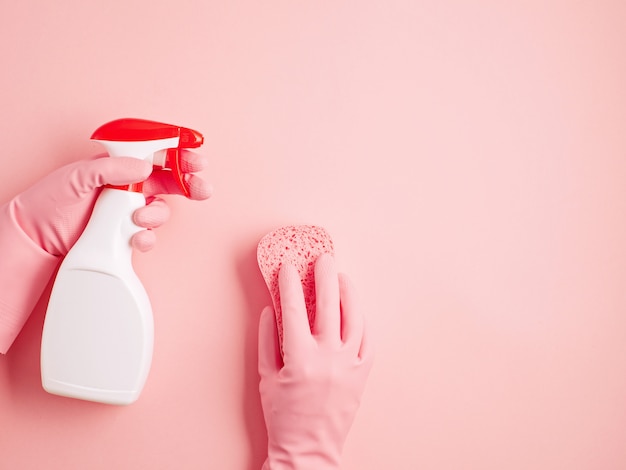 Wasmiddelen en schoonmaakaccessoires in pastelkleuren.