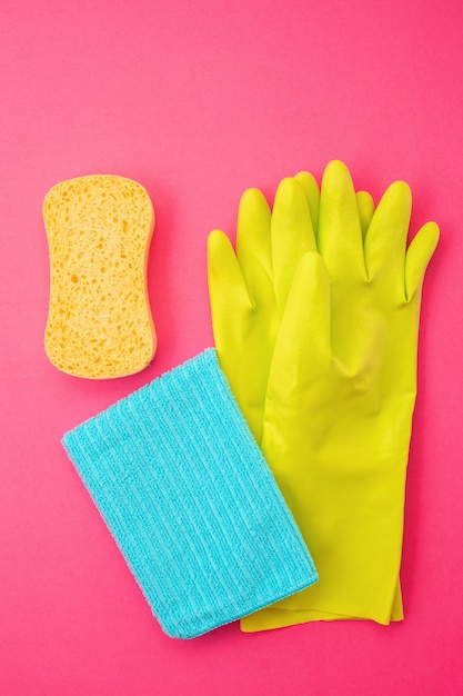 Wasmiddelen en schoonmaakaccessoires in pastelkleuren.