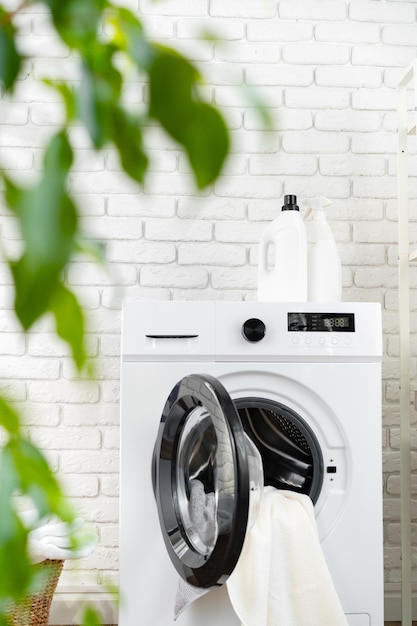 Foto wasmiddelfles op wasmachine in een wasruimte
