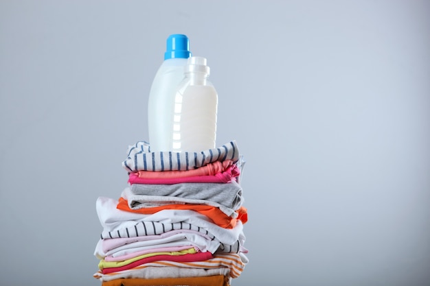 Wasmiddelflessen en kleding op tafel huishoudelijke chemicaliën