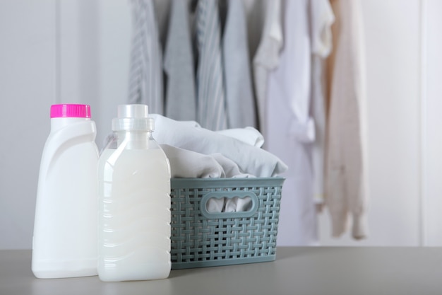 Wasmiddelflessen en kleding op tafel huishoudelijke chemicaliën