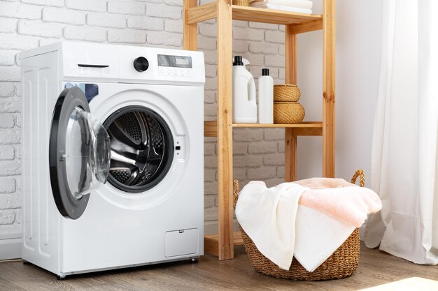 Wasruimte met wasmachine en mand met wasgoed