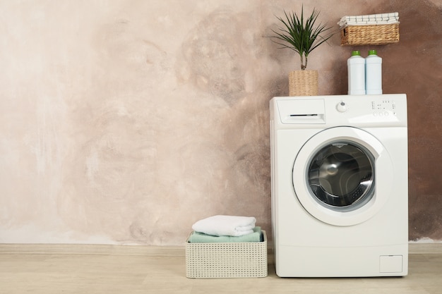 Wasruimte met wasmachine tegen bruine muur