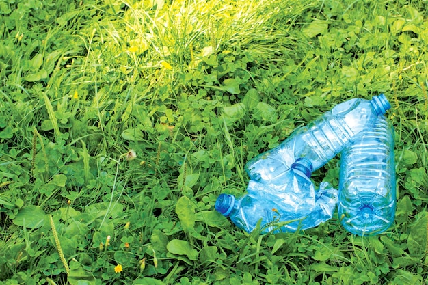 Foto rifiuti di plastica nel terreno