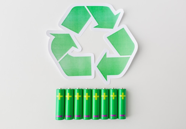 사진 폐기물 재활용, 쓰레기 처리, 환경 및 생태 개념-사용되는 알카라인 배터리 및 녹색 재활용 기호 닫습니다