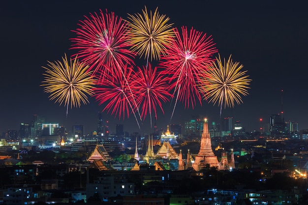 カラフルな花火、タイのワットアルンとバンコク市