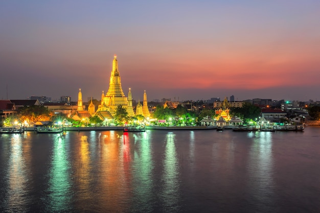 Wat Arun Boeddhistische religieuze plaatsen in de schemeringtijd