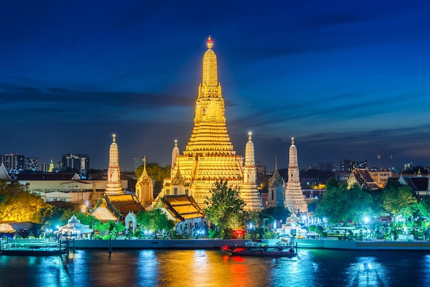 Foto wat arun boeddhistische religieuze plaatsen in de schemeringtijd