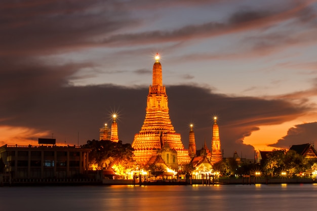 Wat Arun Buddhist-religieuze plaatsen in schemeringtijd, Bangkok, Thailand